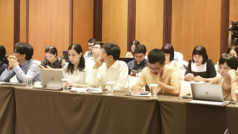 Các đại biểu trao đổi, thảo luận tại hội thảo.