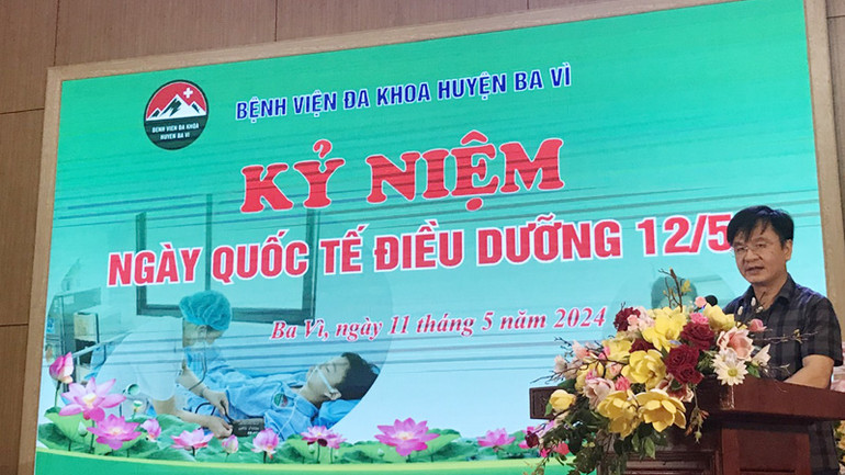 Giám đốc Bệnh viện Đa khoa huyện Ba Vì, Phạm Bá Hiền phát biểu ý kiến tại lễ kỷ niệm.