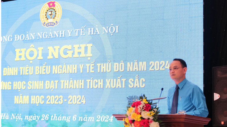 Chủ tịch Công đoàn ngành Y tế Hà Nội Trịnh Tố Tâm phát biểu tại Hội nghị.