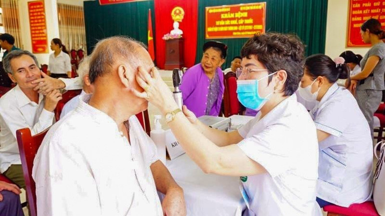 Khám mắt cho các đối tượng chính sách trên địa bàn xã Minh Châu.