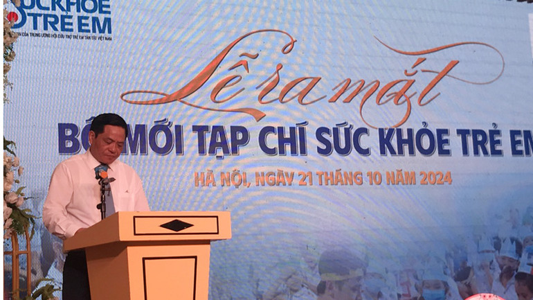 Tổng Biên tập Tạp chí Sức khỏe trẻ em, Tiến sĩ, Nhà báo Trần Doãn Tiến phát biểu tại buổi lễ.