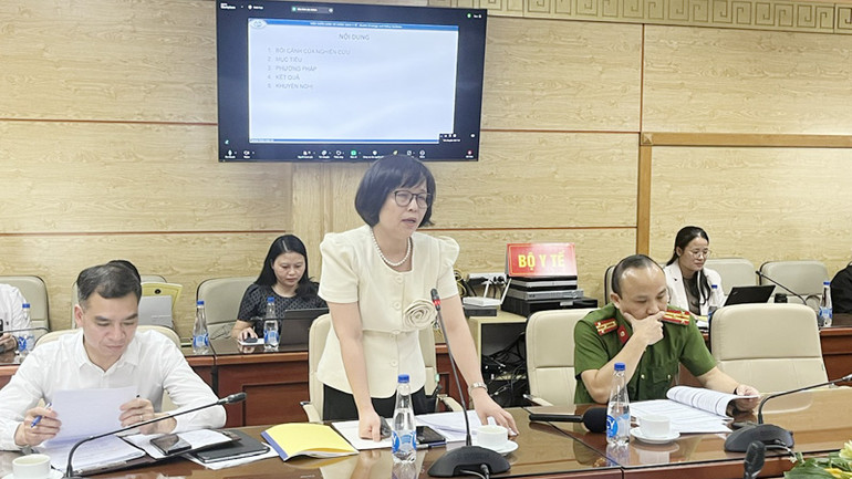 Tiến sĩ Nguyễn Khánh Phương trình bày báo cáo tại hội thảo.