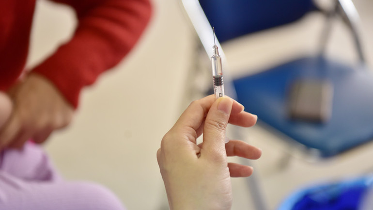 Tiêm chủng vaccine đầy đủ để phòng bệnh cho trẻ hiệu quả.