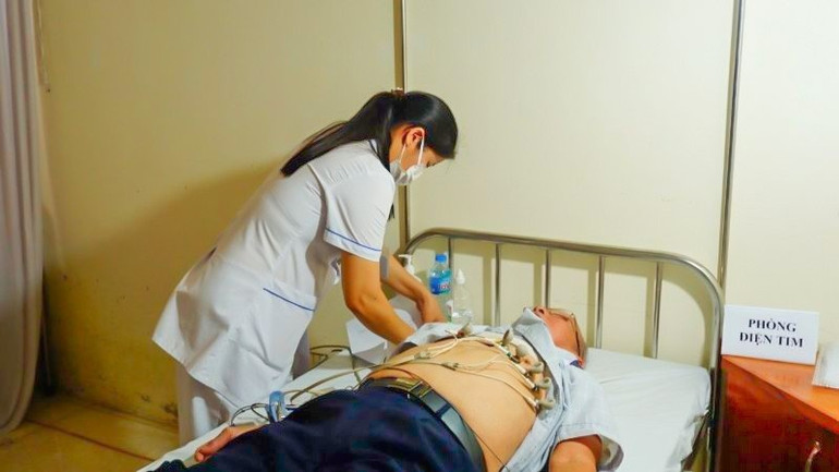 Điện tim cho các đối tượng chính sách trên địa bàn xã Minh Châu.