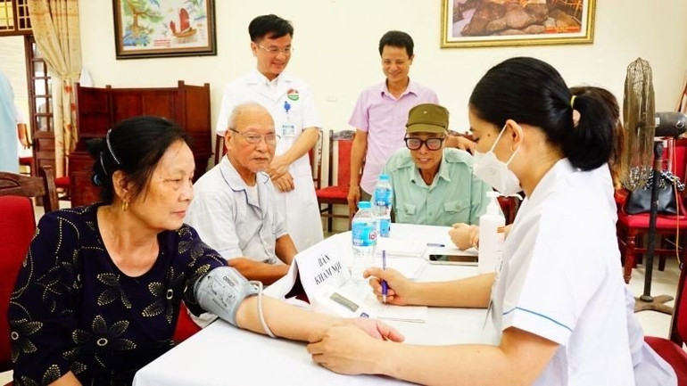 Đo huyết áp cho các đối tượng chính sách trên địa bàn xã Minh Châu.