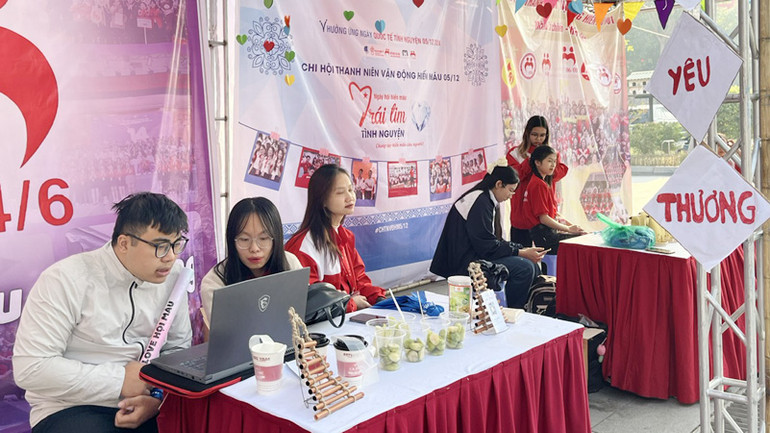 Các gian hàng của các Câu lạc bộ hiến máu tình nguyện trưng bày tại Ngày Hội