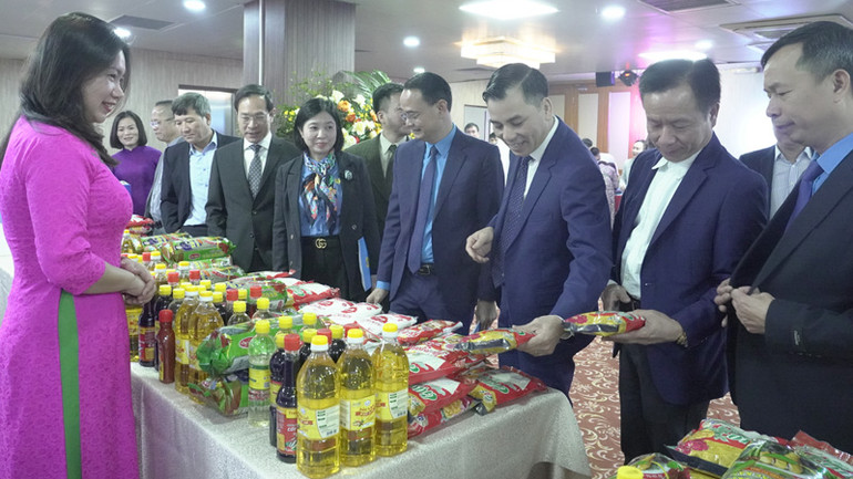 Các đại biểu tham gia các gian hàng tại Siêu thị "0" được bày bán trong khuôn viên của hội nghị.