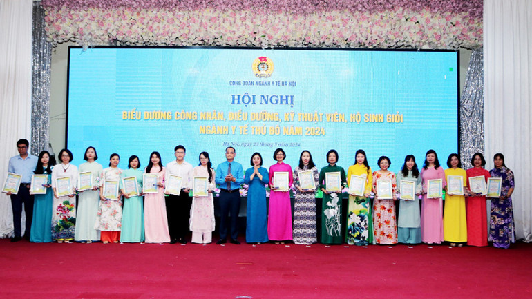 Các cá nhân có thành tích xuất sắc trong phong trào thi đua lao động giỏi năm 2023-2024 chụp ảnh lưu niệm tại hội nghị.