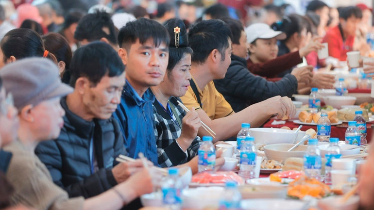 Người bệnh, người nhà bệnh nhân quây quần bên mâm cơm Tất niên. Người bệnh, người nhà bệnh nhân quây quần bên mâm cơm Tất niên.