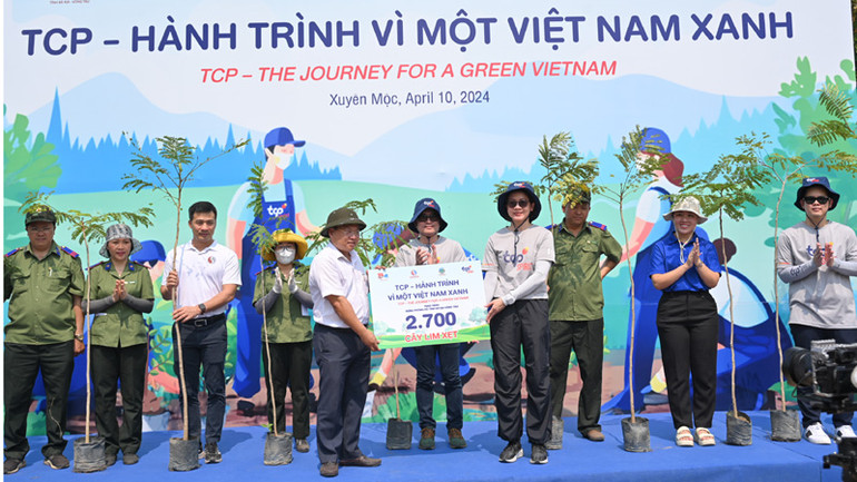 Đại diện Ban Quản lý rừng phòng hộ tỉnh Bà Rịa-Vũng Tàu tiếp nhận 2.700 cây.