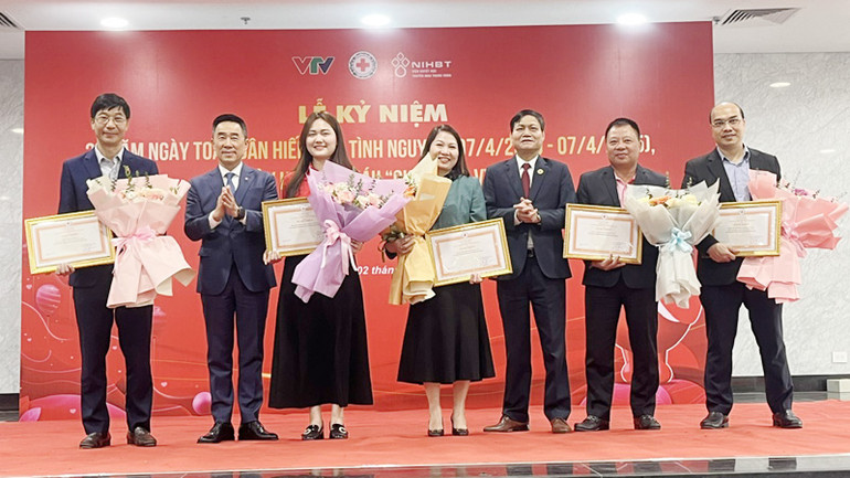 Trao tặng Bằng khen cho các đơn vị có thành tích xuất sắc trong công tác hiến máu tình nguyện