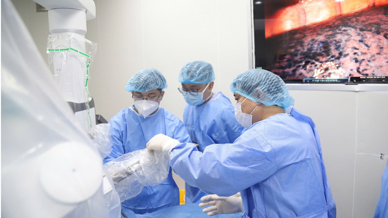 Các chuyên gia trong và ngoài nước phẫu thuật robot ung thư thực quản cho bệnh nhân V.V.N.