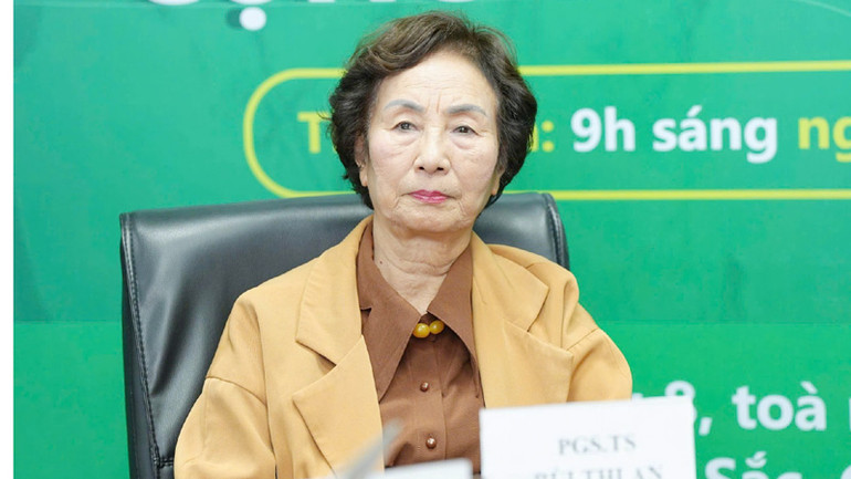 Phó Giáo sư, Tiến sĩ Bùi Thị An trao đổi tại diễn đàn.