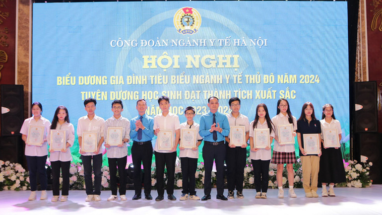 Khen thưởng các em học sinh đạt thành tích xuất sắc năm học 2023-2024.