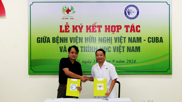 Lãnh đạo hai đơn vị trao văn bản hợp tác giữa hai đơn vị.