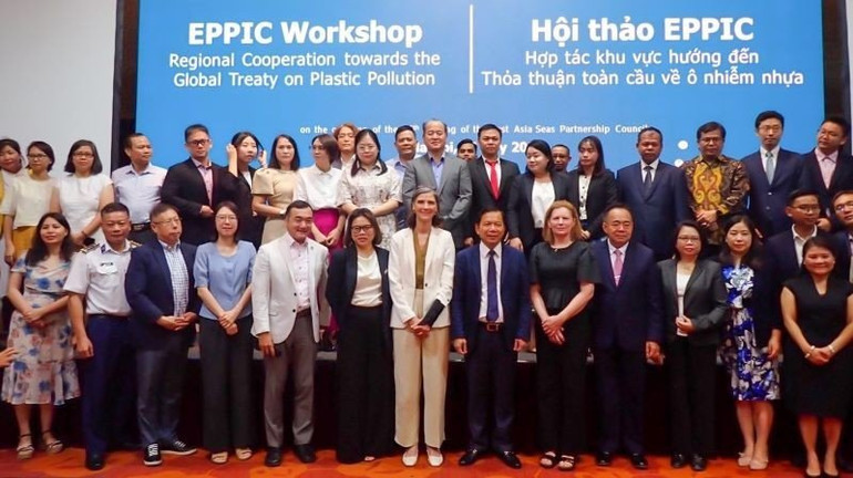 Các đại biểu tham dự hội thảo chụp ảnh lưu niệm.