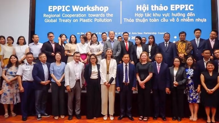 Các đại biểu tham dự hội thảo chụp ảnh lưu niệm.