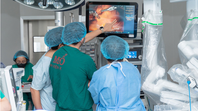 Chuyên gia người Mỹ và các y, bác sĩ Bệnh viện K trao đổi trong quá trình thực hiện phẫu thuật cho bệnh nhân ung thư. Chuyên gia người Mỹ và các y, bác sĩ Bệnh viện K trao đổi trong quá trình thực hiện phẫu thuật cho bệnh nhân ung thư.