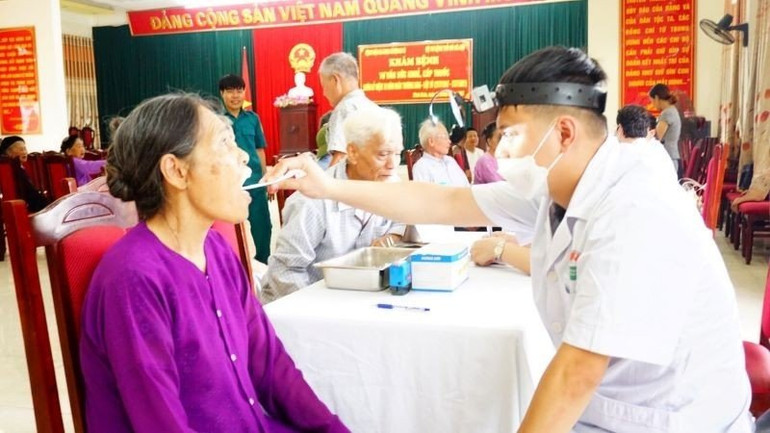 Khám răng, hàm, mặt cho các đối tượng chính sách trên địa bàn xã Minh Châu