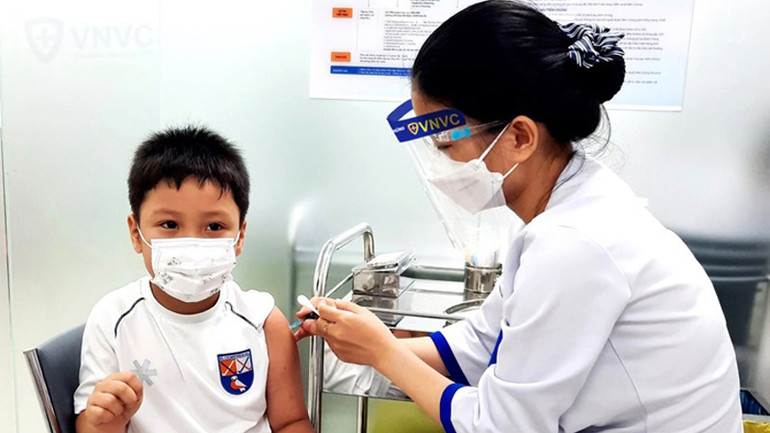 Tiêm chủng vaccine cho trẻ để phòng các bệnh truyền nhiễm.