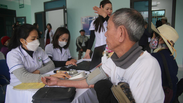 Cán bộ y tế Bệnh viện Đa khoa huyện Ba Vì khám sức khỏe cho người dân trên địa bàn.