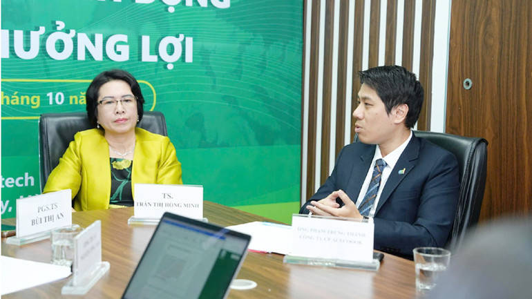 Viện trưởng Nghiên cứu quản lý Kinh tế Trung ương (CIEM) Trần Thị Hồng Minh trao đổi tại diễn đàn.