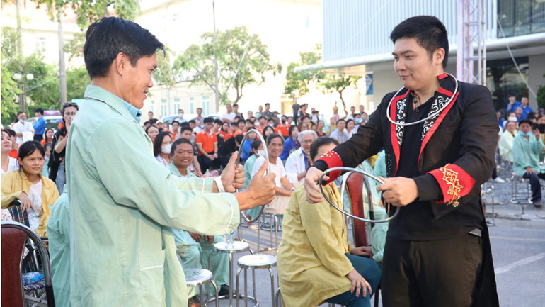 Người bệnh đang điều trị tại bệnh viện tương tác cùng nghệ sĩ tại chương trình. Người bệnh đang điều trị tại bệnh viện tương tác cùng nghệ sĩ tại chương trình.