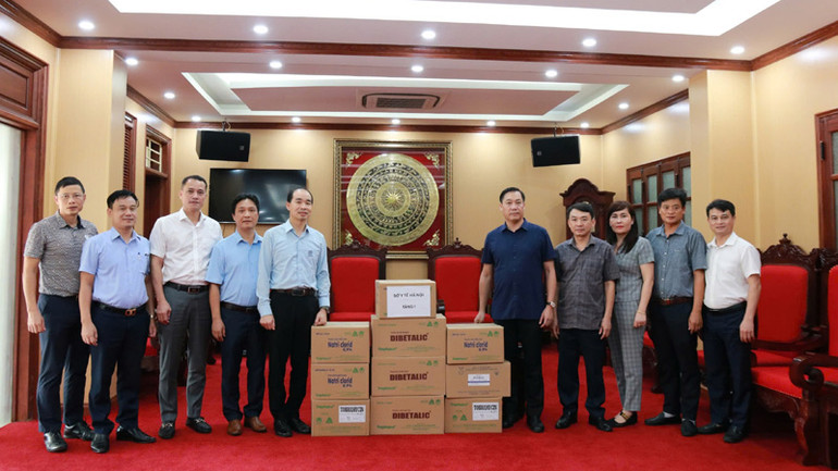 Lãnh đạo Sở Y tế tặng các loại thuốc thiết yếu điều trị cho người dân trên địa bàn huyện Chương Mỹ (TP Hà Nội).