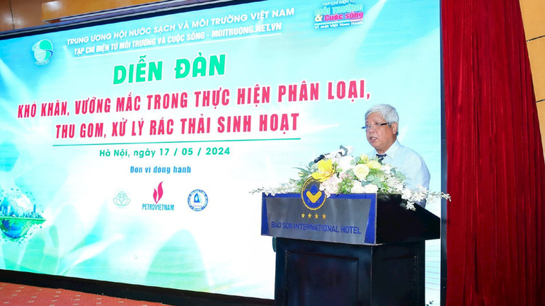 Tiến sĩ Nguyễn Linh Ngọc, Chủ tịch Hội Nước sạch và Môi trường Việt Nam phát biểu ý kiến tại Diễn đàn.