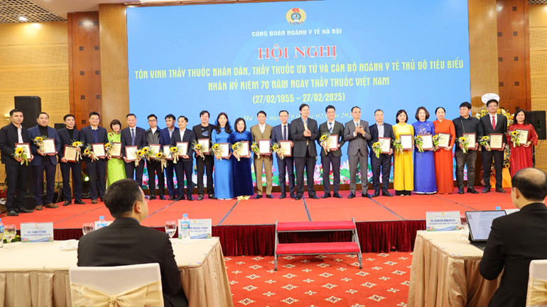 Lãnh đạo Sở Y tế Hà Nội trao bằng tôn vinh cho các cán bộ tiêu biểu ngành Y tế Thủ đô. Lãnh đạo Sở Y tế Hà Nội trao bằng tôn vinh cho các cán bộ tiêu biểu ngành Y tế Thủ đô.