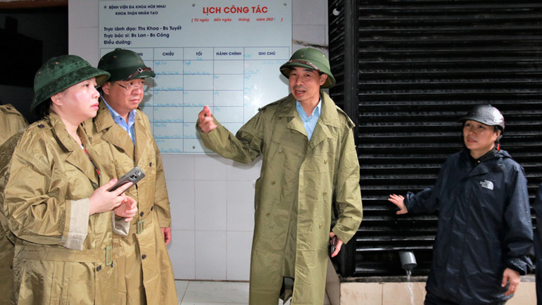 Phó Giám đốc phụ trách Sở Y tế Hà Nội Nguyễn Đình Hưng kiểm tra tại Bệnh viện đa khoa Hòe Nhai.