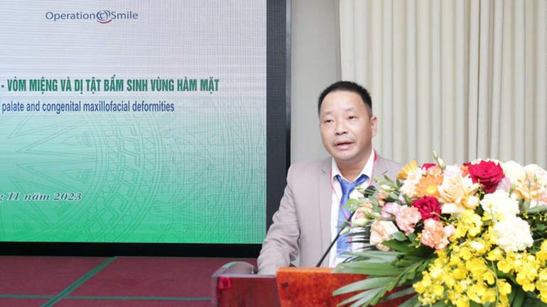 Giám đốc Bệnh viện Hữu Nghị Việt Nam-Cuba Cao Đức Chinh phát biểu tại hội thảo.