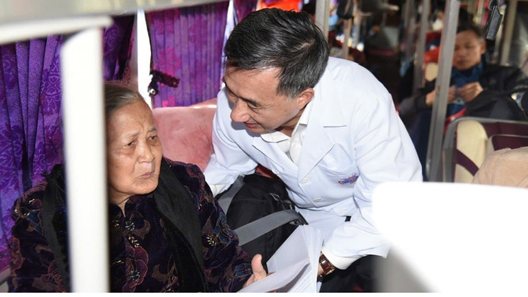 Thứ trưởng Trần Văn Thuấn hỏi thăm và chúc người bệnh về quê đón Tết vui vẻ và bình an. Thứ trưởng Trần Văn Thuấn hỏi thăm và chúc người bệnh về quê đón Tết vui vẻ và bình an.