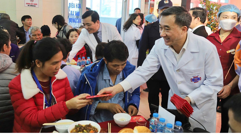 Thứ trưởng Trần Văn Thuấn lì xì cho người bệnh, người nhà bệnh nhân tại bữa cơm Tất niên. Thứ trưởng Trần Văn Thuấn lì xì cho người bệnh, người nhà bệnh nhân tại bữa cơm Tất niên.