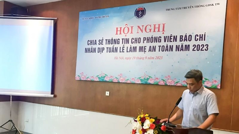 Lãnh đạo Trung tâm Truyền thông giáo dục sức khỏe Trung ương trao đổi thông tin tại hội nghị. Lãnh đạo Trung tâm Truyền thông giáo dục sức khỏe Trung ương trao đổi thông tin tại hội nghị.