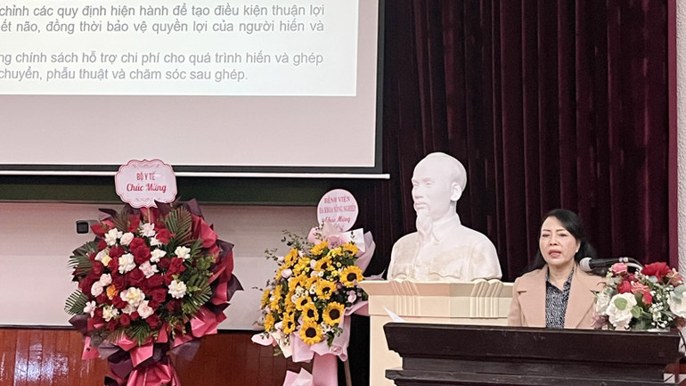 Phó Giáo sư, Tiến sĩ Nguyễn Thị Kim Tiến, Chủ tịch Hội vận động hiến mô, bộ phận cơ thể người Việt Nam chia sẻ thông tin tại hội thảo.