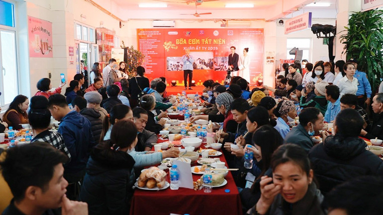 Quang cảnh bữa cơm Tất niên. Quang cảnh bữa cơm Tất niên.