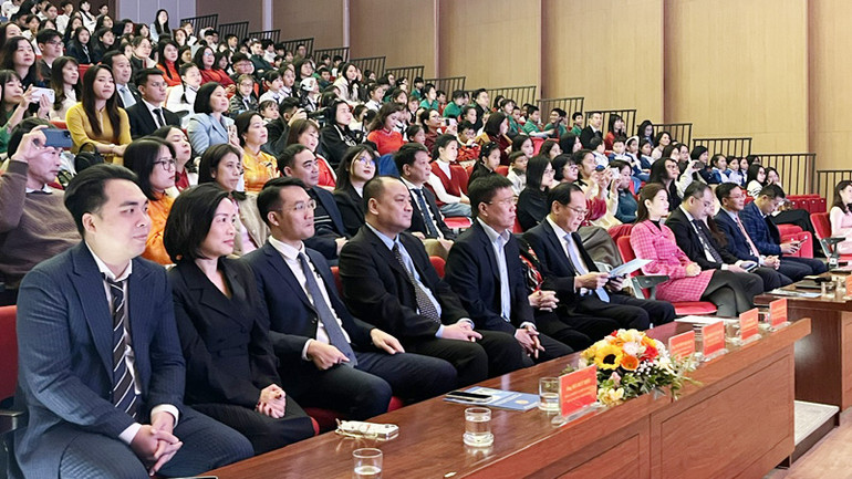 Các đại biểu tham dự lễ trao giải.