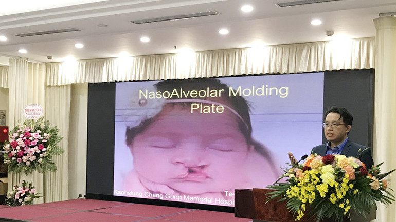 Các chuyên gia trao đổi, chia sẻ thông tin về điều trị khe hở môi-vòm miệng tại hội thảo.