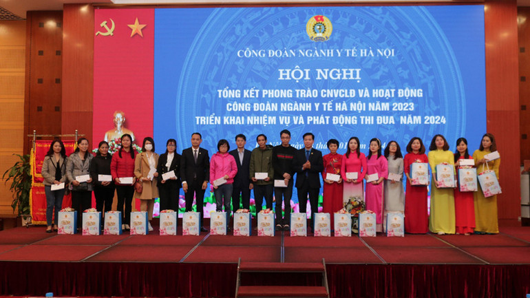 Công đoàn ngành Y tế Hà Nội trao các suất quà cho người lao động có hoàn cảnh khó khăn.