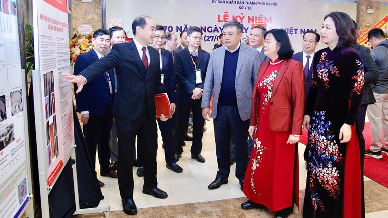 Lãnh đạo Thành ủy, UBND thành phố Hà Nội tham quan triển lãm thành tựu ngành y tế Thủ đô.