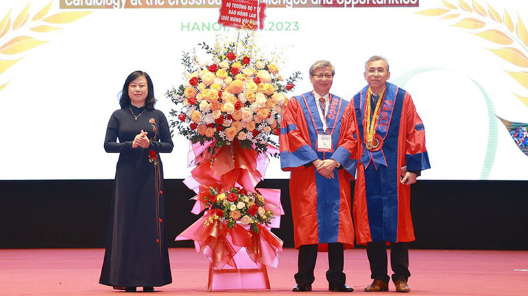 Bộ trưởng Y tế Đào Hồng Lan trao tặng lẵng hoa chúc mừng Đại hội Khoa học Tim mạch Đông Nam Á lần thứ 27.