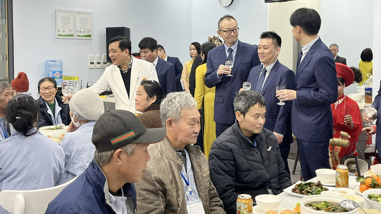 Lãnh đạo Bệnh viện K, nhà tài trợ chung vui với người bệnh tại bữa cơm Tất niên.