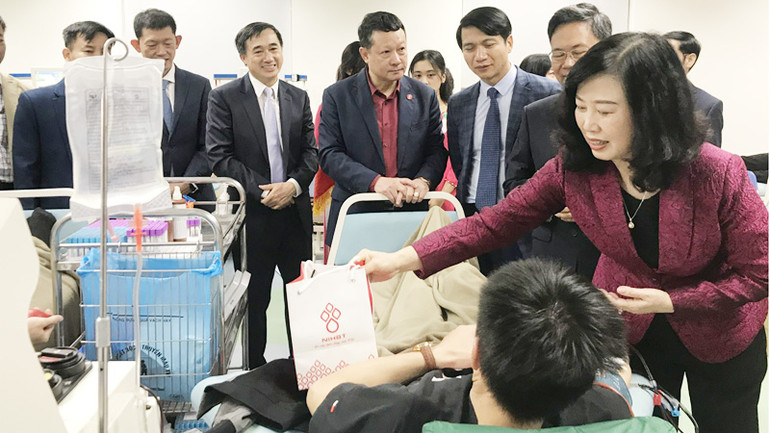 Bộ trưởng Y tế Đào Hồng Lan thăm và tặng quà người tham gia hiến máu tình nguyện tại Viện Huyết học-Truyền máu Trung ương.