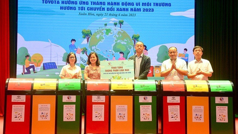 Trao thùng phân loại rác cho phường Xuân Hòa.