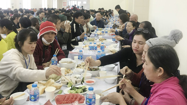 Đông đảo người bệnh, người nhà người bệnh tham dự bữa cơm "Tất niên Xuân Giáp Thìn" do Bệnh viện K tổ chức. Đông đảo người bệnh, người nhà người bệnh tham dự bữa cơm "Tất niên Xuân Giáp Thìn" do Bệnh viện K tổ chức.