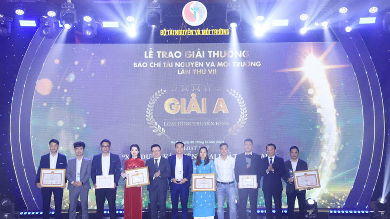 Bộ trưởng Đỗ Đức Duy và Tổng Biên tập Báo Nhân Dân trao cho các tác giả đoạt Giải A loại hình truyền hình