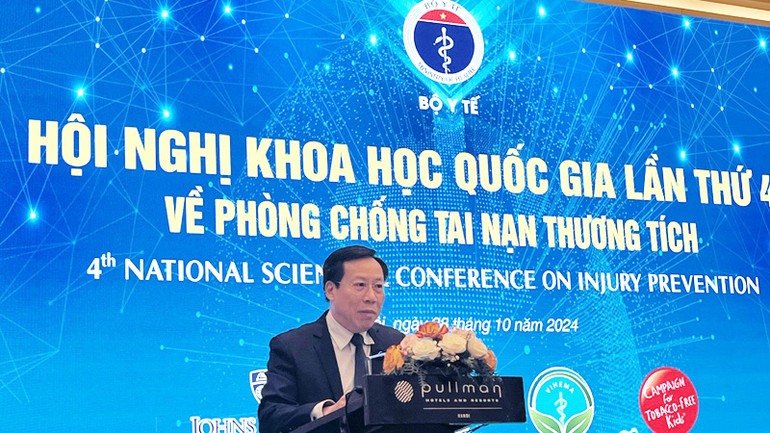 Thứ trưởng Y tế Lê Đức Luận phát biểu tại hội nghị.