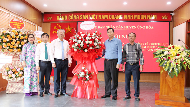 Lãnh đạo Sở Y tế Hà Nội trao tặng lẵng hoa chúc mừng đến Ban Giám đốc Trung tâm Y tế Ứng Hòa