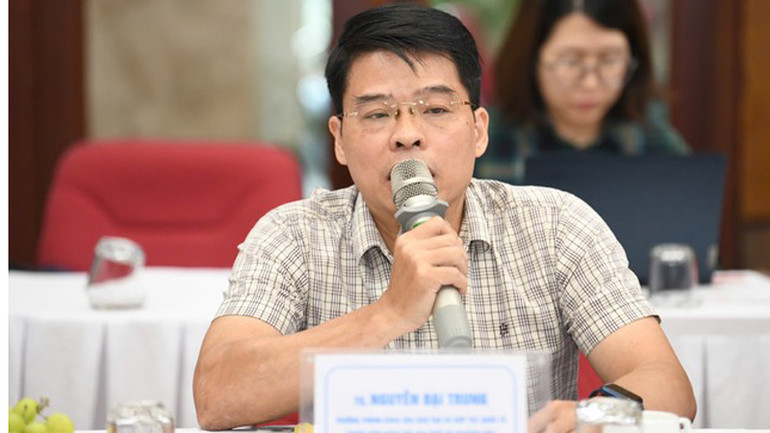 Tiến sĩ Nguyễn Đại Trung trao đổi tại buổi tọa đàm.